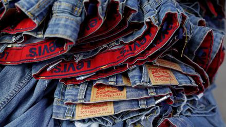 Jeans der Marke Levi’s werden in Kenia für den Export vorbereitet (Symbolbild).