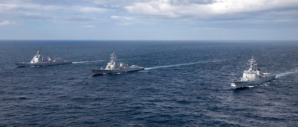 Marineschiffe der USA, Japans und Koreas bei einem gemeinsamen Seemanöver.