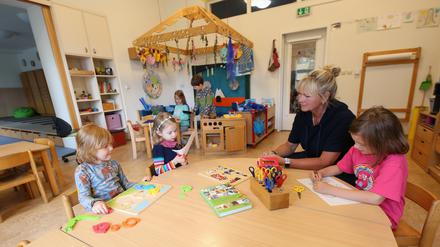 Kinder und eine Erzieherin in der Kita Spielhaus in Babelsberg.