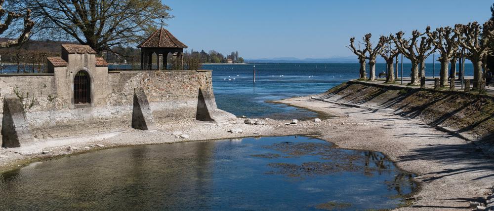 In Konstanz hat das Niedrigwasser die Landverbindung zur Dominikanerinsel am Stadtgarten freigelegt.