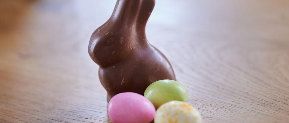 Stumm sitzt er und weiß nichts von der Debatte um ihn: der Schoko-Osterhase. (Symbolbild)