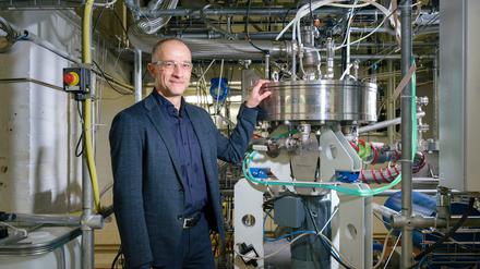 Weniger Emissionen: Jens-Uwe Repke an der Pilotanlage zur CO2 -Reduktion.