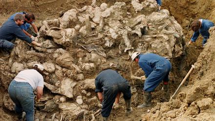 Ermittler des Internationalen Strafgerichtshofs für Kriegsverbrechen an einem Massengrab in der Nähe von Tuzla (1996). Darin sind Opfer des Massakers von Srebrenica verscharrt.