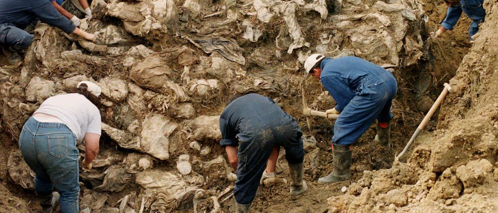 Ermittler des Internationalen Strafgerichtshofs für Kriegsverbrechen an einem Massengrab in der Nähe von Tuzla (1996). Darin sind Opfer des Massakers von Srebrenica verscharrt.