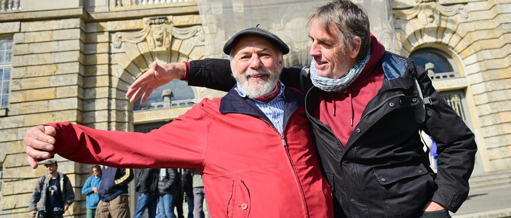 Peter K. (l) und Thomas W. stehen nach der Urteilsverkündung vor dem Berliner Kammergericht.