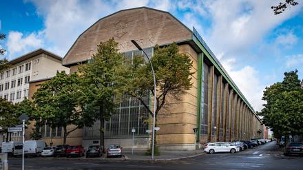 Die historische Gasturbinenhalle von Siemens Energy könnte demnächst im Schatten eines Hochhauses stehen: der neuen Konzernzentrale von Siemens Energy.