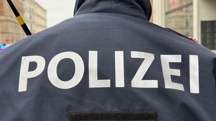 In Wien hat ein Vierjähriger einen Sturz aus dem fünften Stock mit Prellungen überlebt .