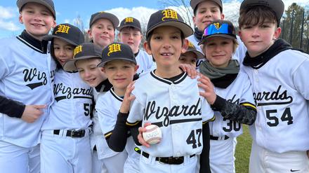 Den Spielball zur Erinnerung: Jusif zeigt seine Trophäe; er hatte beim U12-Spiel gegen die Berlin Sliders zum ersten Mal gepitcht.