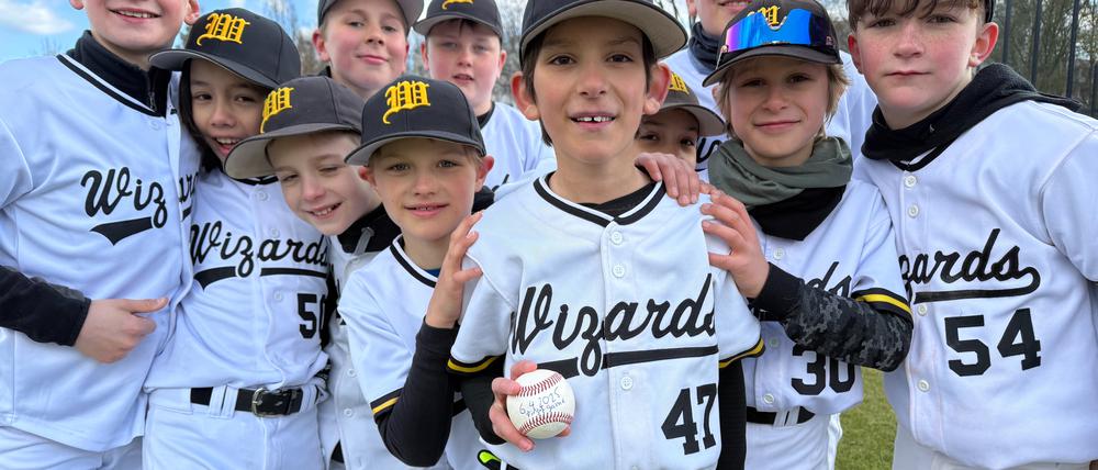 Den Spielball zur Erinnerung: Jusif zeigt seine Trophäe; er hatte beim U12-Spiel gegen die Berlin Sliders zum ersten Mal gepitcht.