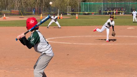 Jusif, 9, mit der Nummer 47 schleudert den Ball dem Batter der Sliders entgegen.
