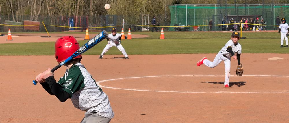 Jusif, 9, mit der Nummer 47 schleudert den Ball dem Batter der Sliders entgegen.