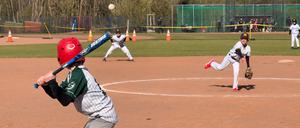 Jusif, 9, mit der Nummer 47 schleudert den Ball dem Batter der Sliders entgegen.