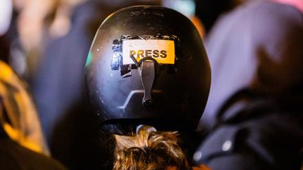 „Press“ steht bei einer propalästinensischen Kundgebung unter dem Motto „Solidarität mit Palästina“ am Jahrestag des Hamas-Angriffs auf Israel am Südstern in Berlin-Kreuzberg auf einem Helm.