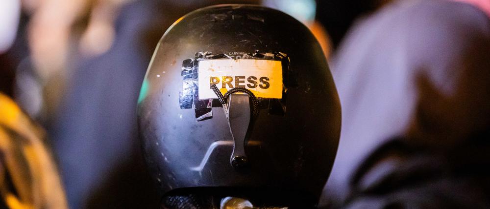 „Press“ steht bei einer propalästinensischen Kundgebung unter dem Motto „Solidarität mit Palästina“ am Jahrestag des Hamas-Angriffs auf Israel am Südstern in Berlin-Kreuzberg auf einem Helm.