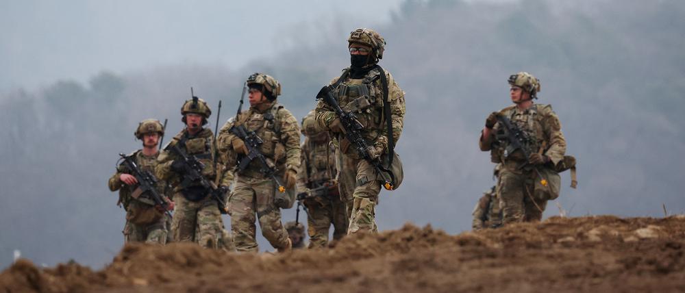 U.S. army soldiers take part in a U.S.-South Korea joint river-crossing exercise which is a part of the annual Freedom Shield joint military training, near the demilitarized zone separating the two Koreas in Yeoncheon, South Korea, March 20, 2025.   REUTERS/Kim Hong-Ji
