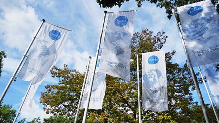Fahnen vor dem Sitz des DAAD in Bonn