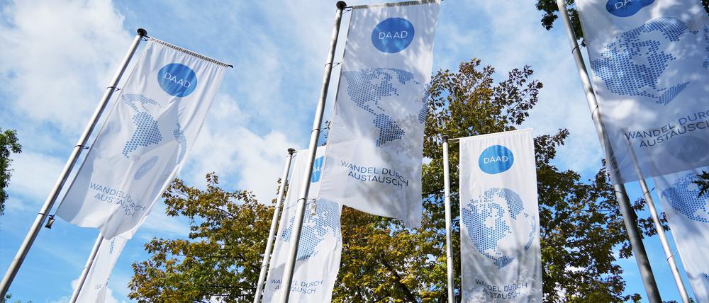 Fahnen vor dem Sitz des DAAD in Bonn