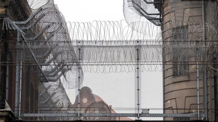 Der Angeklagte sitzt in der JVA Moabit in Untersuchungshaft. (Archivbild)