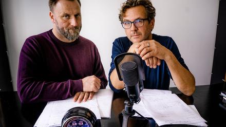 Kai Schwind (l) und Andreas Fröhlich treffen sich regelmäßig und reden über Hörspiel-Anekdoten.