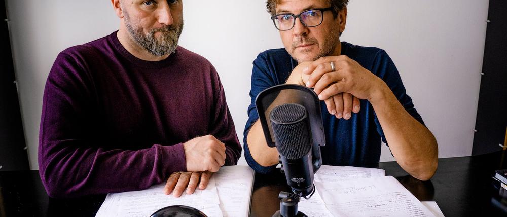 Kai Schwind (l) und Andreas Fröhlich treffen sich regelmäßig und reden über Hörspiel-Anekdoten.