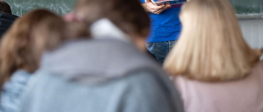 Der Bildungsausschuss des Landtags berät in einer Sondersitzung über die Personalsituation an Schulen. (Symbolbild)