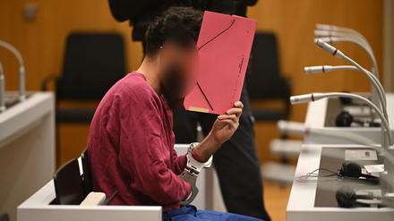 Der Angeklagte Sulaiman A. sitzt beim Prozessauftakt im Gerichtssaal. (Archivbild)
