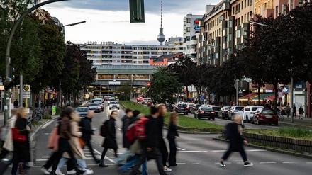 Die Berliner gehen mehr zu Fuß und nutzen das Auto weniger. Man sieht es auch am Kottbusser Damm.