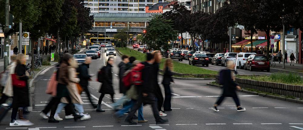 Die Berliner gehen mehr zu Fuß und nutzen das Auto weniger. Man sieht es auch am Kottbusser Damm.