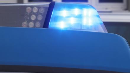 ARCHIV - 16.01.2024, Thüringen, Jena: Das blinkende Blaulicht an einem Dienstauto der Polizei. (zu dpa: «Radler schlägt Autofahrer durchs Fenster ins Gesicht») Foto: Bodo Schackow/dpa +++ dpa-Bildfunk +++