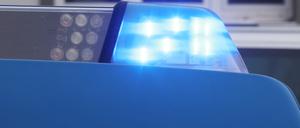 ARCHIV - 16.01.2024, Thüringen, Jena: Das blinkende Blaulicht an einem Dienstauto der Polizei. (zu dpa: «Radler schlägt Autofahrer durchs Fenster ins Gesicht») Foto: Bodo Schackow/dpa +++ dpa-Bildfunk +++