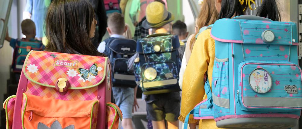 Kinder auf dem Weg zu einer Potsdamer Schule