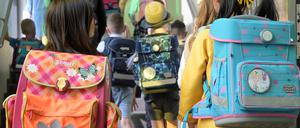 Kinder auf dem Weg zu einer  Potsdamer Schule 