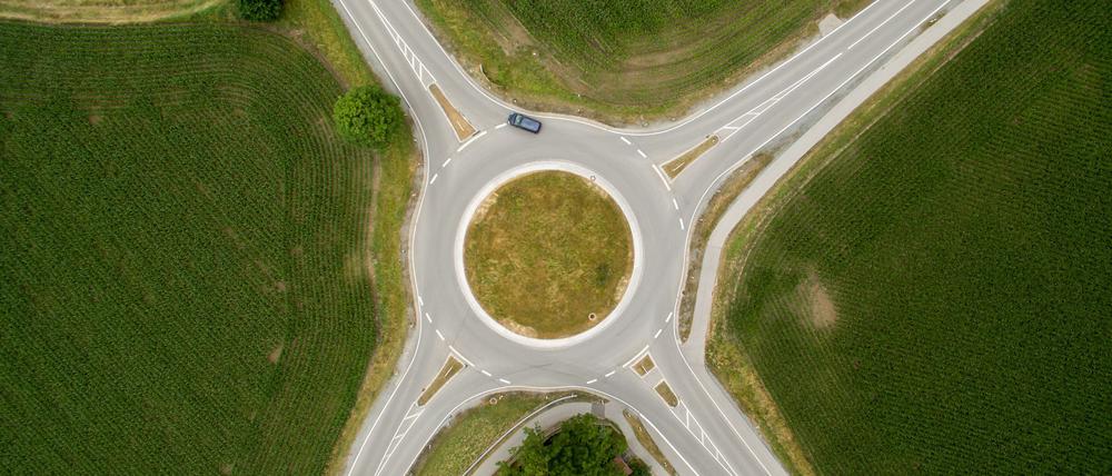 Ein Autofahrer hat sich bei einem Kreisverkehr in Schopfheim seine eigenen Regeln gemacht. (Symbolbild)