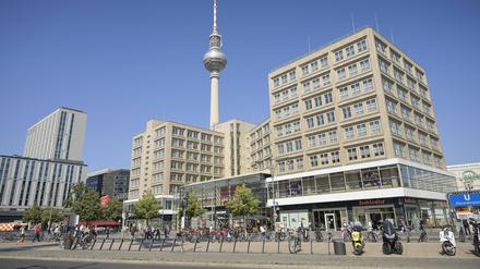 Die Zentrale der Berliner Sparkasse residiert mitten auf dem Alexanderplatz.