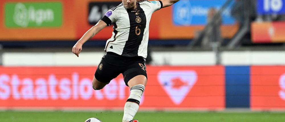 Lena Oberdorf hat bestürzt auf die mutmaßlichen sexistischen Äußerungen gegenüber einer Schiedsrichterin reagiert.