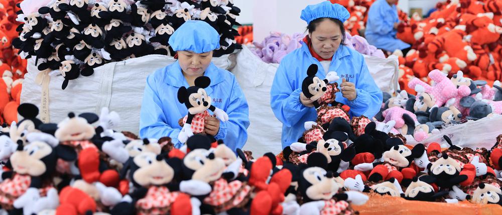 Plüsch-Tiere Made in China, eine Fabrik in Chengdu. Die USA importieren dreimal mehr aus China als umgekehrt. Darunter wohl auch Stofftiere.