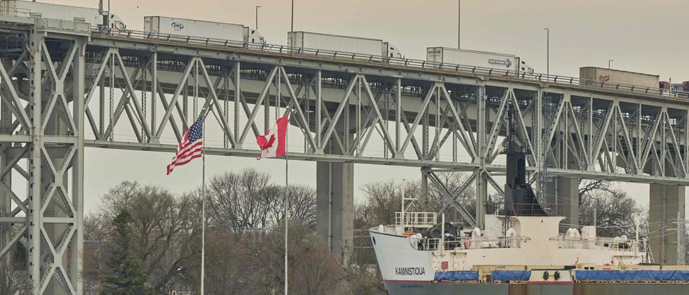 Die Blue Water Bridge an der US-kanadischen Grenze bei Sarnia in Ontario.