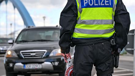 Die Bundespolizei hat drei per Haftbefehl gesuchte Menschen an der Grenze abgefangen. (Symbolbild)