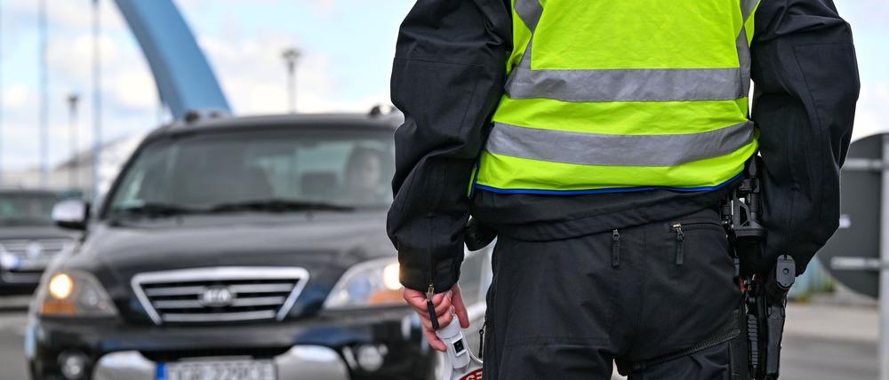 Die Bundespolizei hat drei per Haftbefehl gesuchte Menschen an der Grenze abgefangen. (Symbolbild)