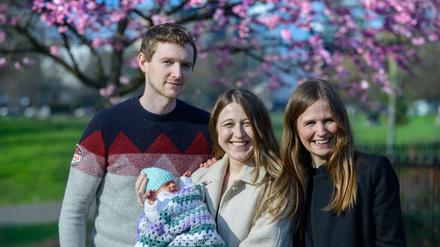 Grace und Angus Davidson mit der kleinen Amy Isabel und ihrer Tante Amy.