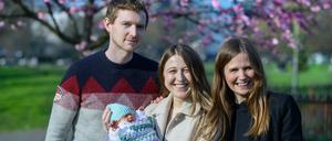 Grace und Angus Davidson mit der kleinen Amy Isabel und ihrer Tante Amy.