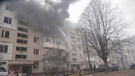 Bilder von einem brennenden Haus nach einer russischen Drohnenattacke Ende März in Sumy.