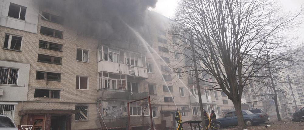 Bilder von einem brennenden Haus nach einer russischen Drohnenattacke Ende März in Sumy.