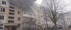 Bilder von einem brennenden Haus nach einer russischen Drohnenattacke Ende März in Sumy.