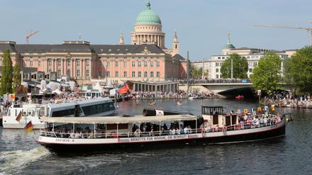 Hafenfest und Flottenparade zum Saisonauftakt der Weißen Flotte Potsdam.