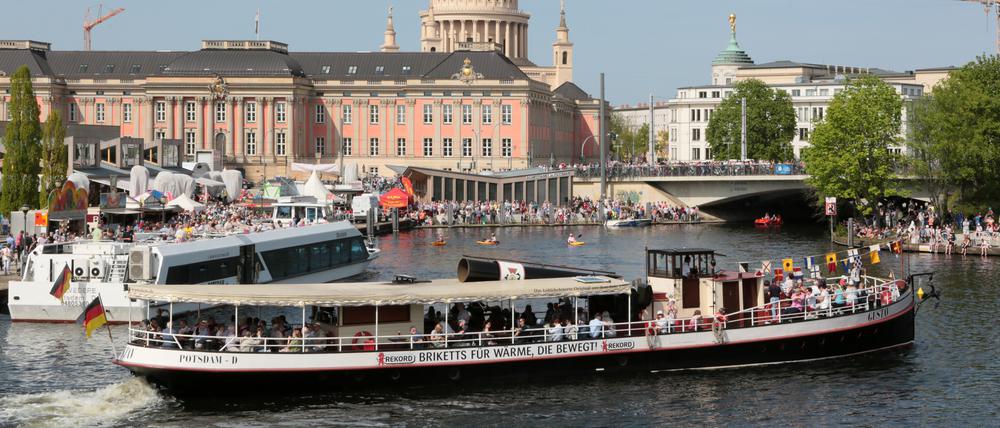 Hafenfest und Flottenparade zum Saisonauftakt der Weißen Flotte Potsdam.