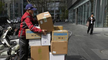 Ein Zusteller bereitet seine Waren in der Financial Street in Peking, China, vor.
