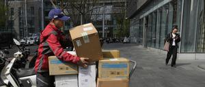 Ein Zusteller bereitet seine Waren in der Financial Street in Peking, China, vor.