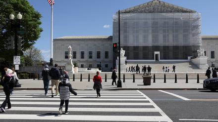 People walk near the U.S. Supreme Court building in Washington, D.C., U.S., April 8, 2025. REUTERS/Jonathan Ernst