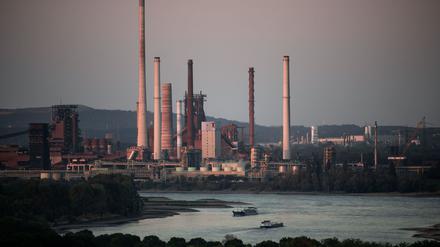 Thyssenkrupp belädt wegen der niedrigen Wasserstände seine Schiffe etwas weniger, um den Tiefgang zu verringern. (Archivbild)